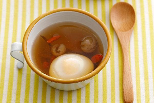 zuppa uova bacche di goji e frutta logan