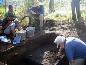 Nuova Guinea scavi terra archeologi